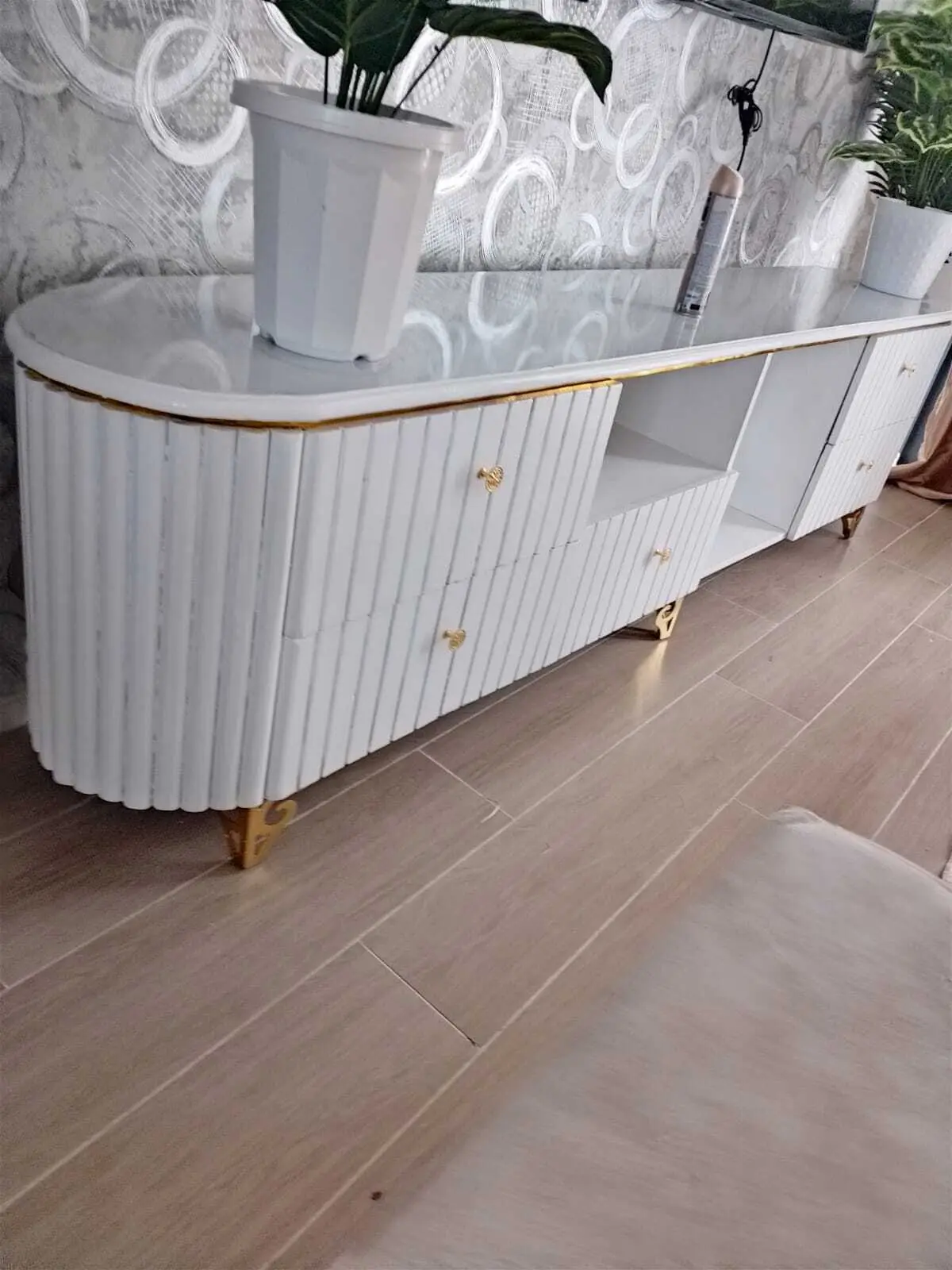 Fluted curved console